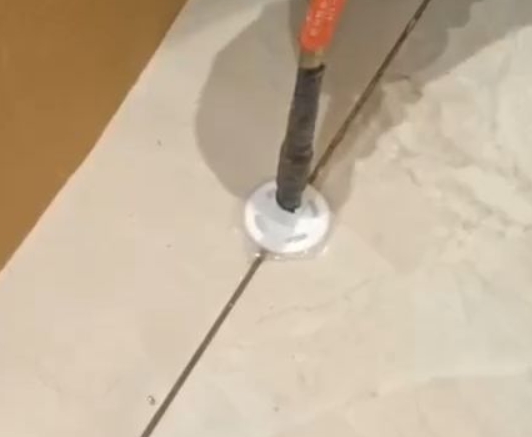 南开瓷砖空鼓维修公司专业解答瓷砖在铺贴过程中，如果没有涂抹均匀到位的粘结材料（如水泥砂浆或瓷砖胶），可能会导致以下问题