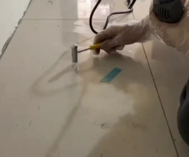 南开瓷砖开裂维修公司专业分享瓷砖在铺贴前如果没有沥干水分，将会导致以下问题